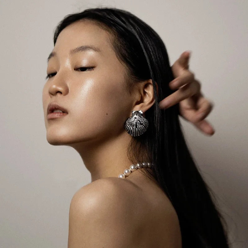 Best hoop earrings with snake chain details for a sleek and modern touch-Irradian Shell earring