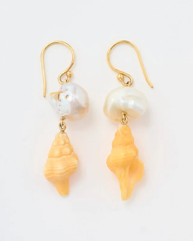 Hoop earrings with textured finishes for a vintage and classic style-Women's Horse Conch Earrings In 14K Yellow Gold