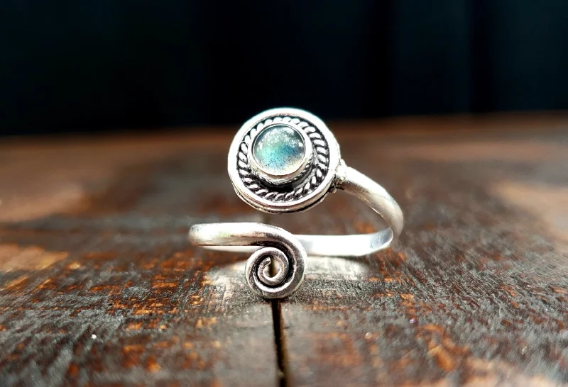 Rings with faceted aquamarine for sea glow -Adjustable Labradorite Ring